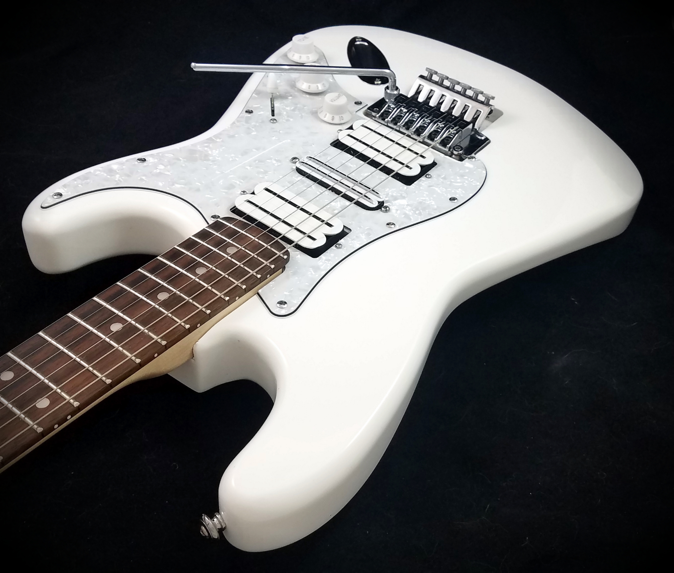 White Super Strat (1)