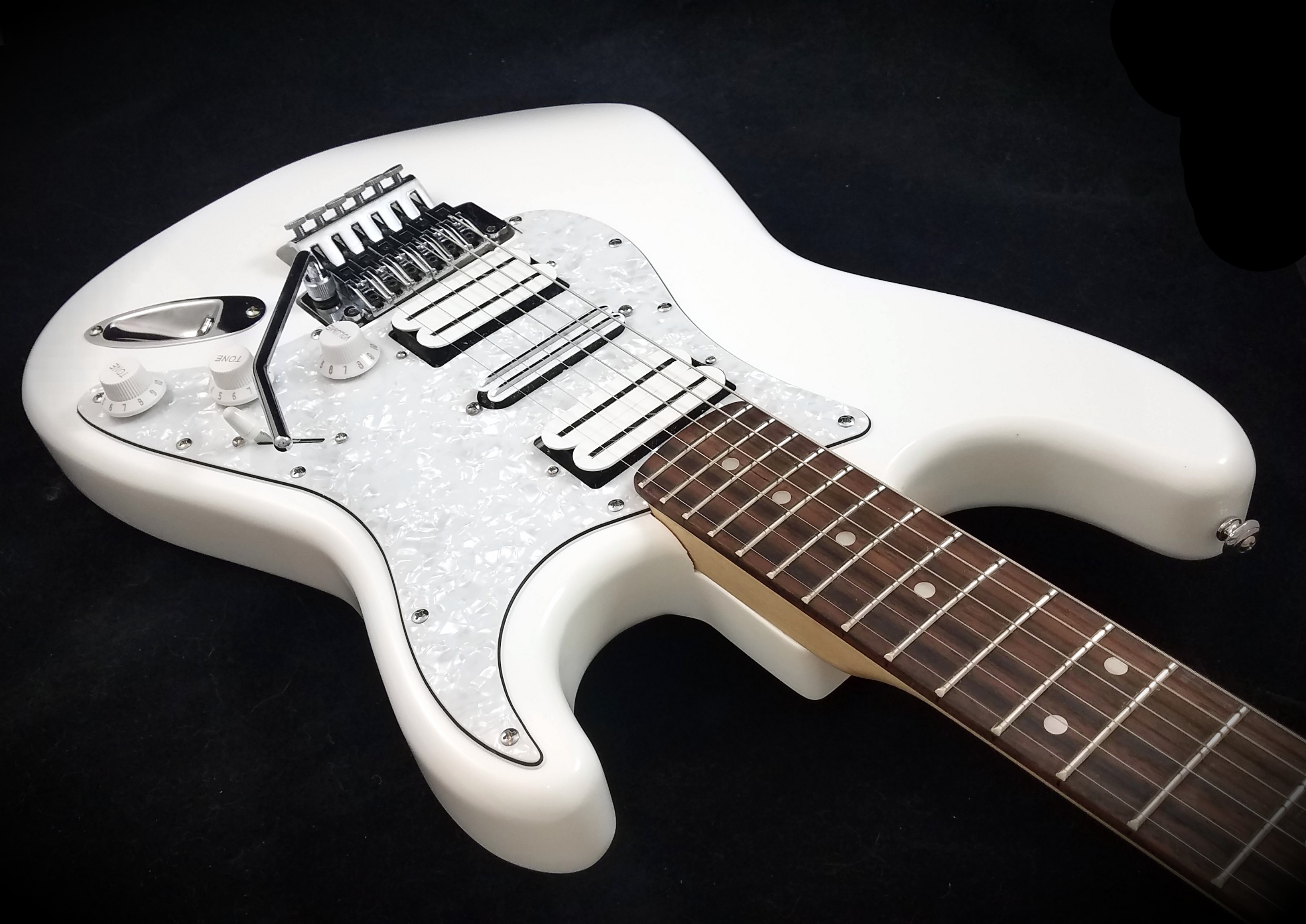 White Super Strat (2)